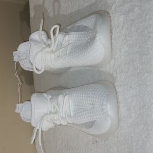 ALL WHITE SNEAKERS